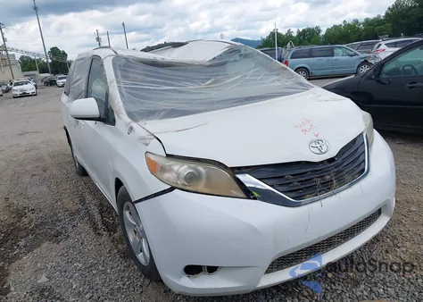 2014 Toyota Sienna Le V6 8 Passenger z USA, uszkodzony, nr VIN 5TDKK3DCXES512006